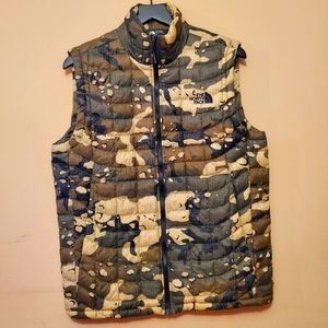 The North Face Men's Camouflage Quilted Puffer vest - tan, olive
